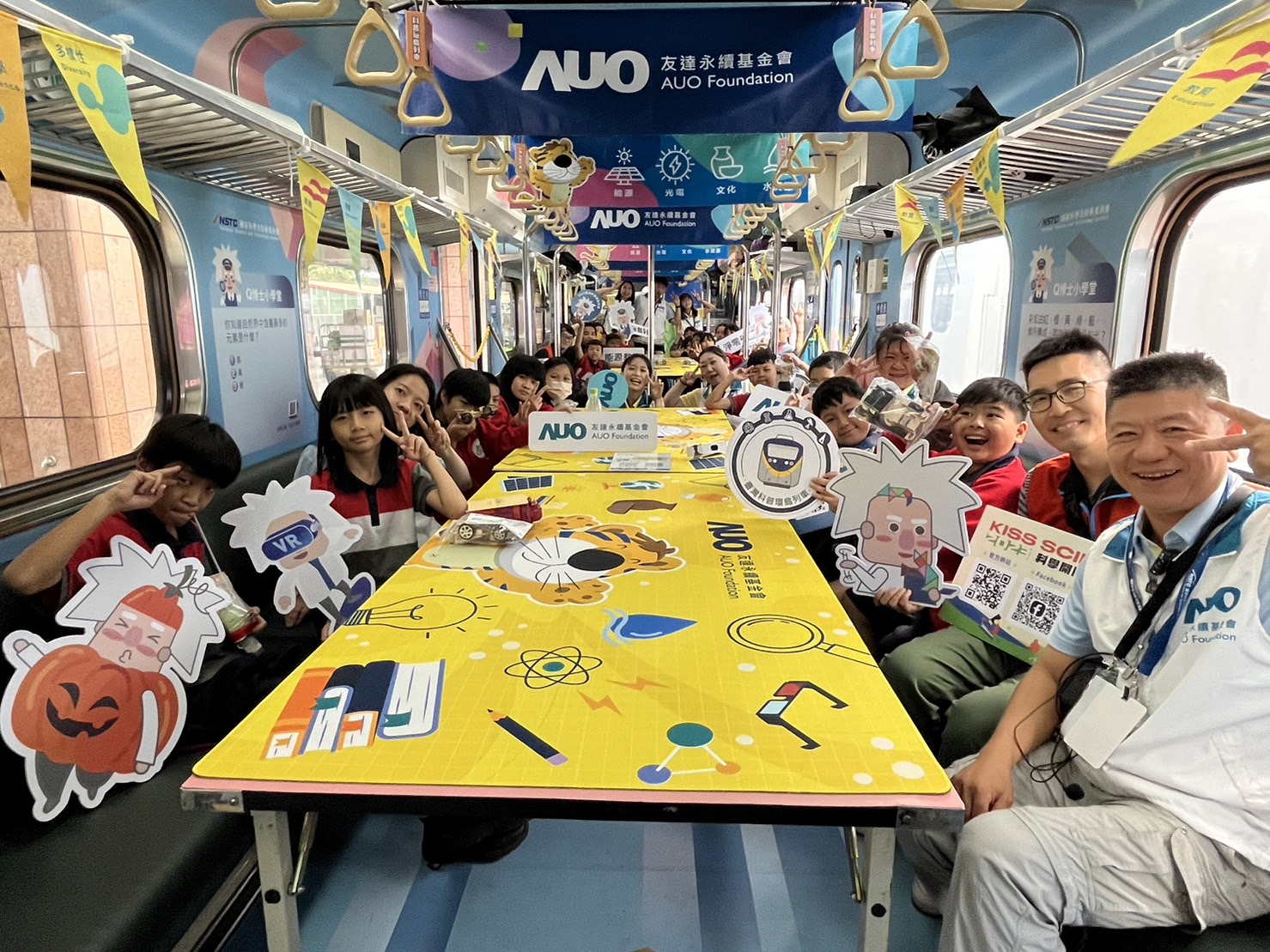 DB真人永續基金會參與「臺灣科普環島列車」，設計基礎科學車廂課程，以「淨零碳排和永續能源」為主題，讓學生透過創意實驗認識淨零知識，以及思考生活中的減碳行為